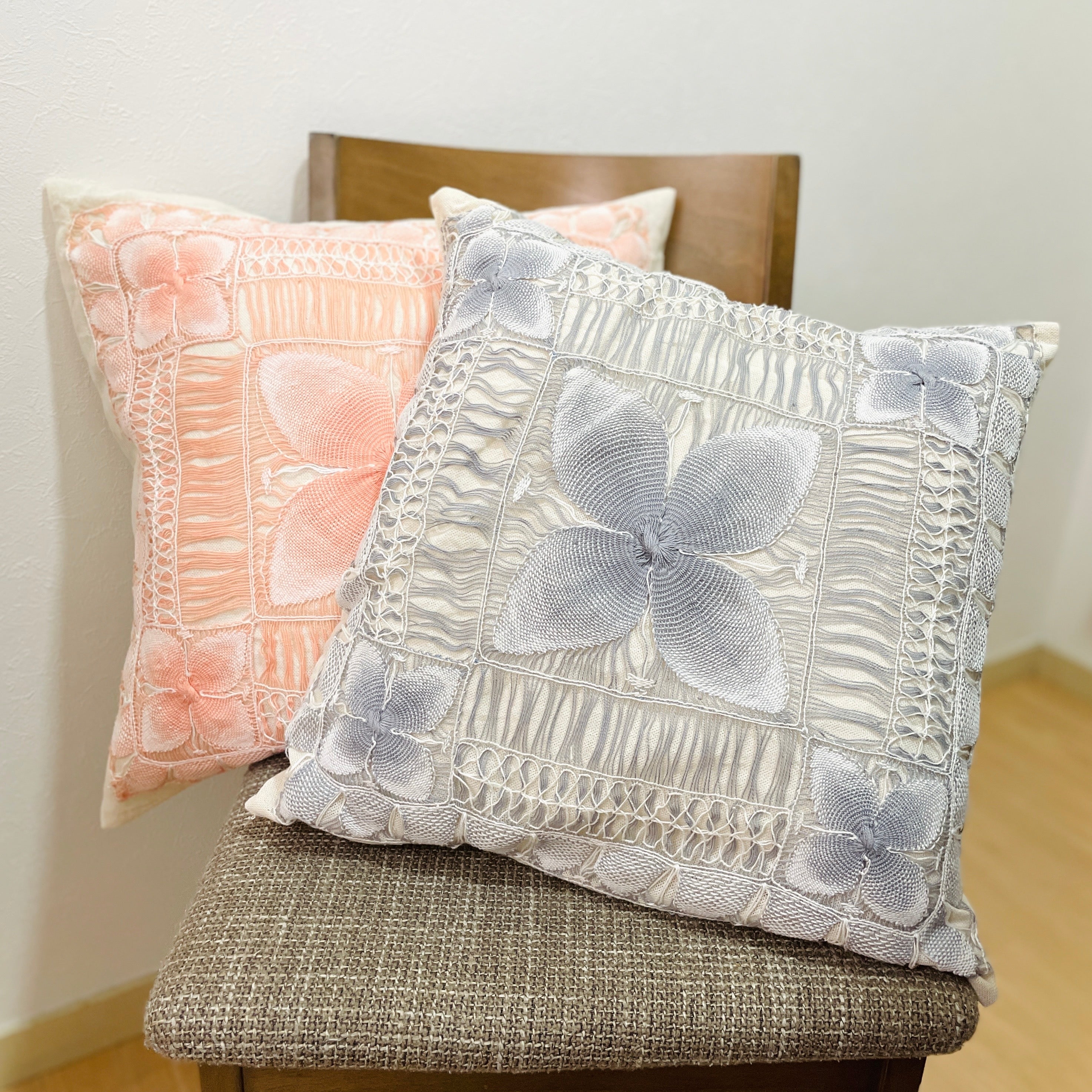 ニャンドゥティとアオポイのクッションカバー