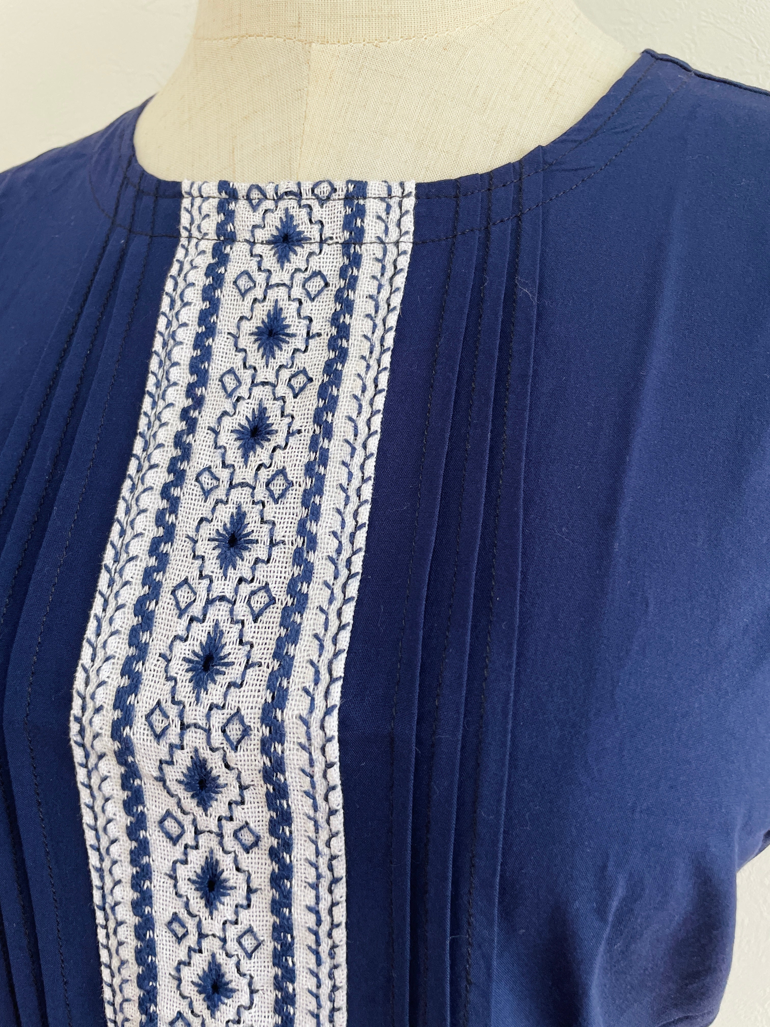 Bulsa con hojarillo | 紺のアオポイブラウス(マドアキカズラ)