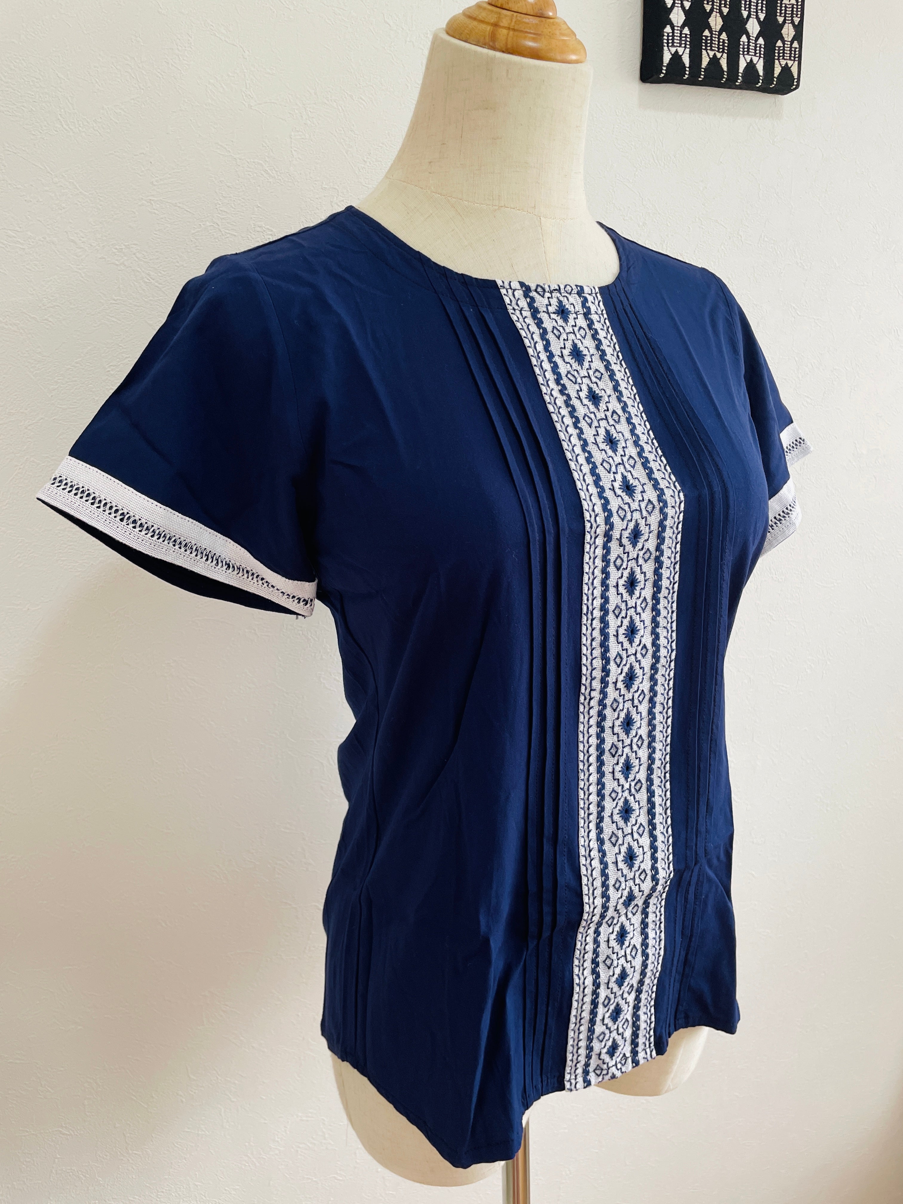 Bulsa con hojarillo | 紺のアオポイブラウス(マドアキカズラ)