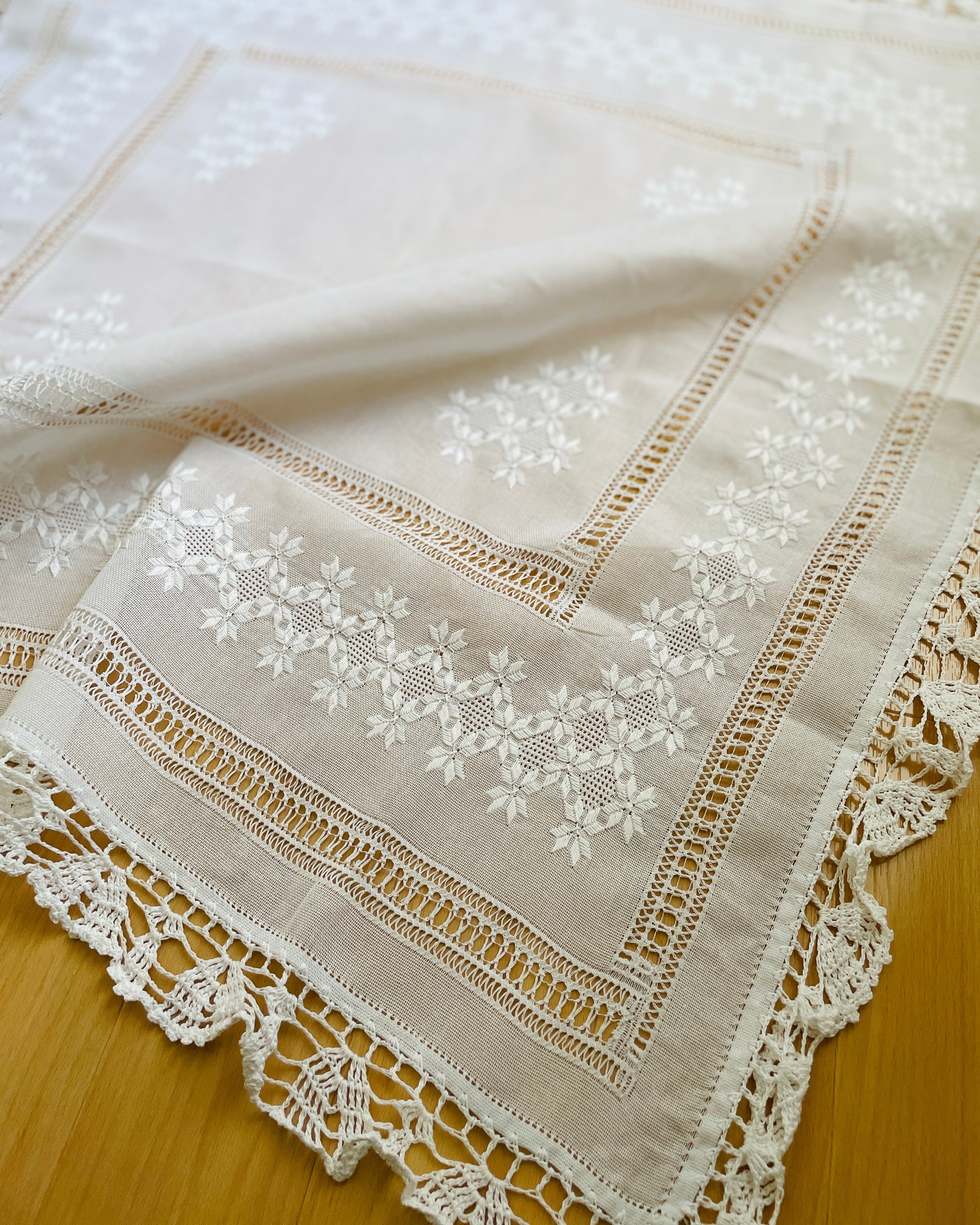 Manteles de Ña Sara |サラおばあちゃんの白いテーブルクロス