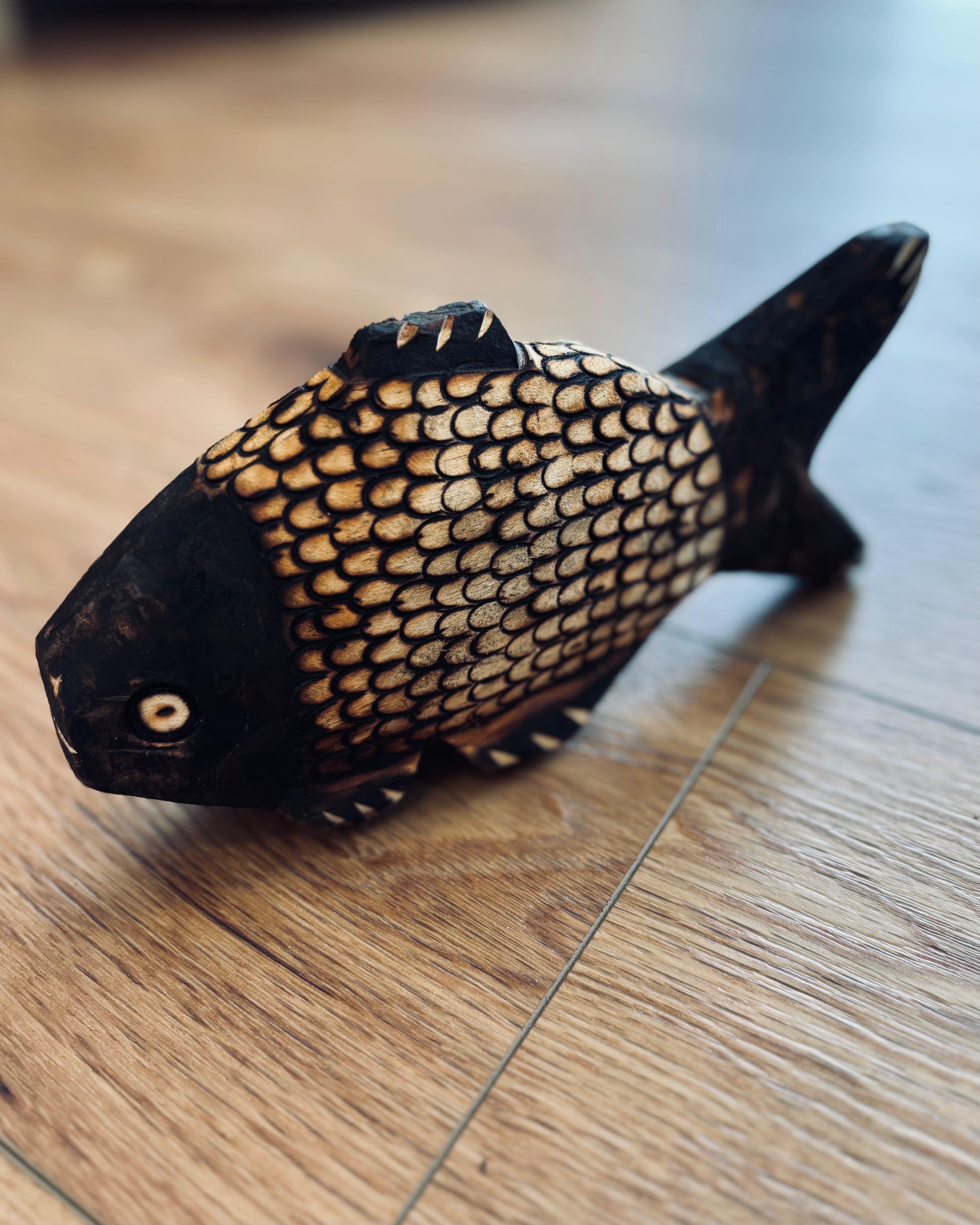 川とともに ― Ava族 木彫りの魚