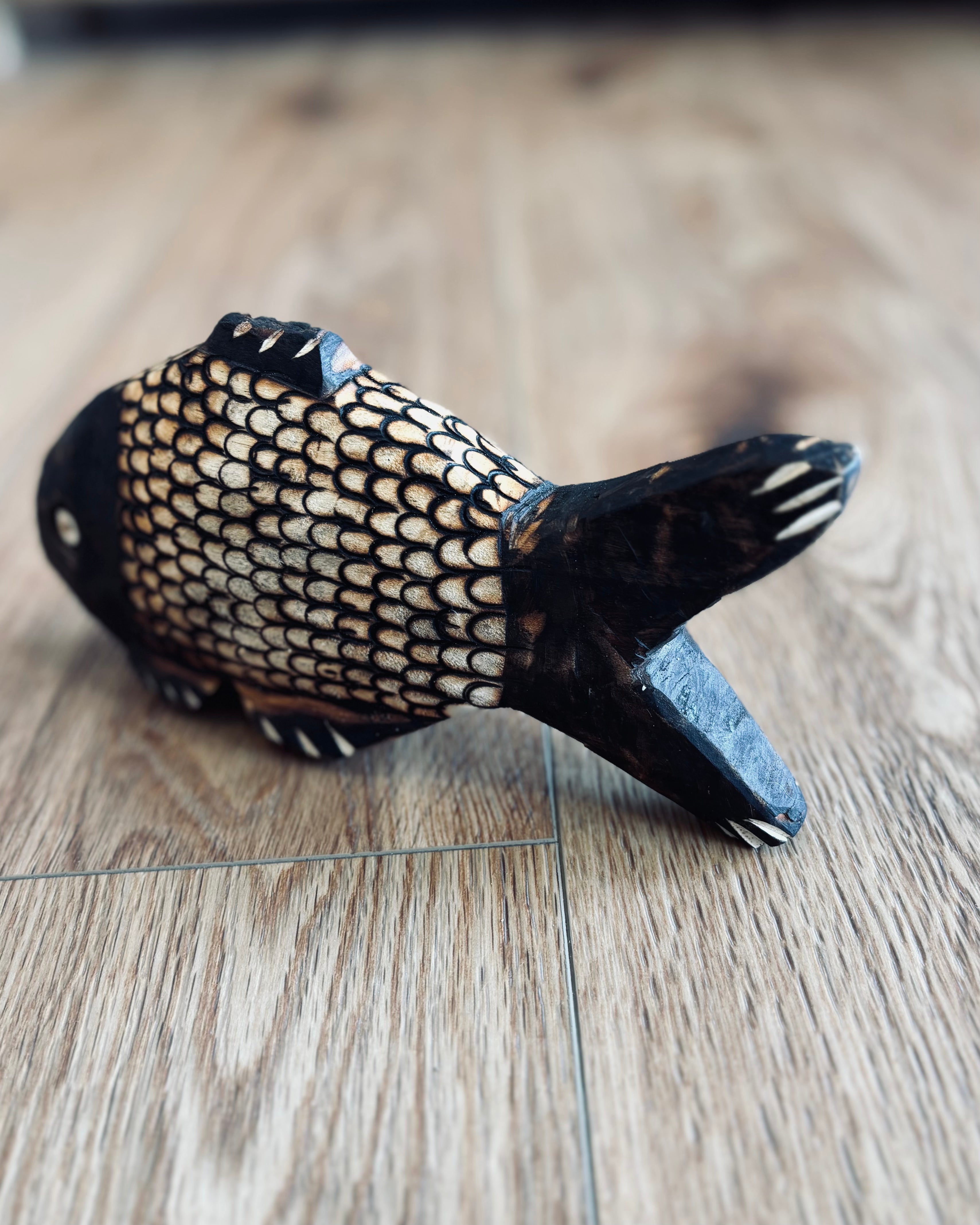 川とともに ― Ava族 木彫りの魚