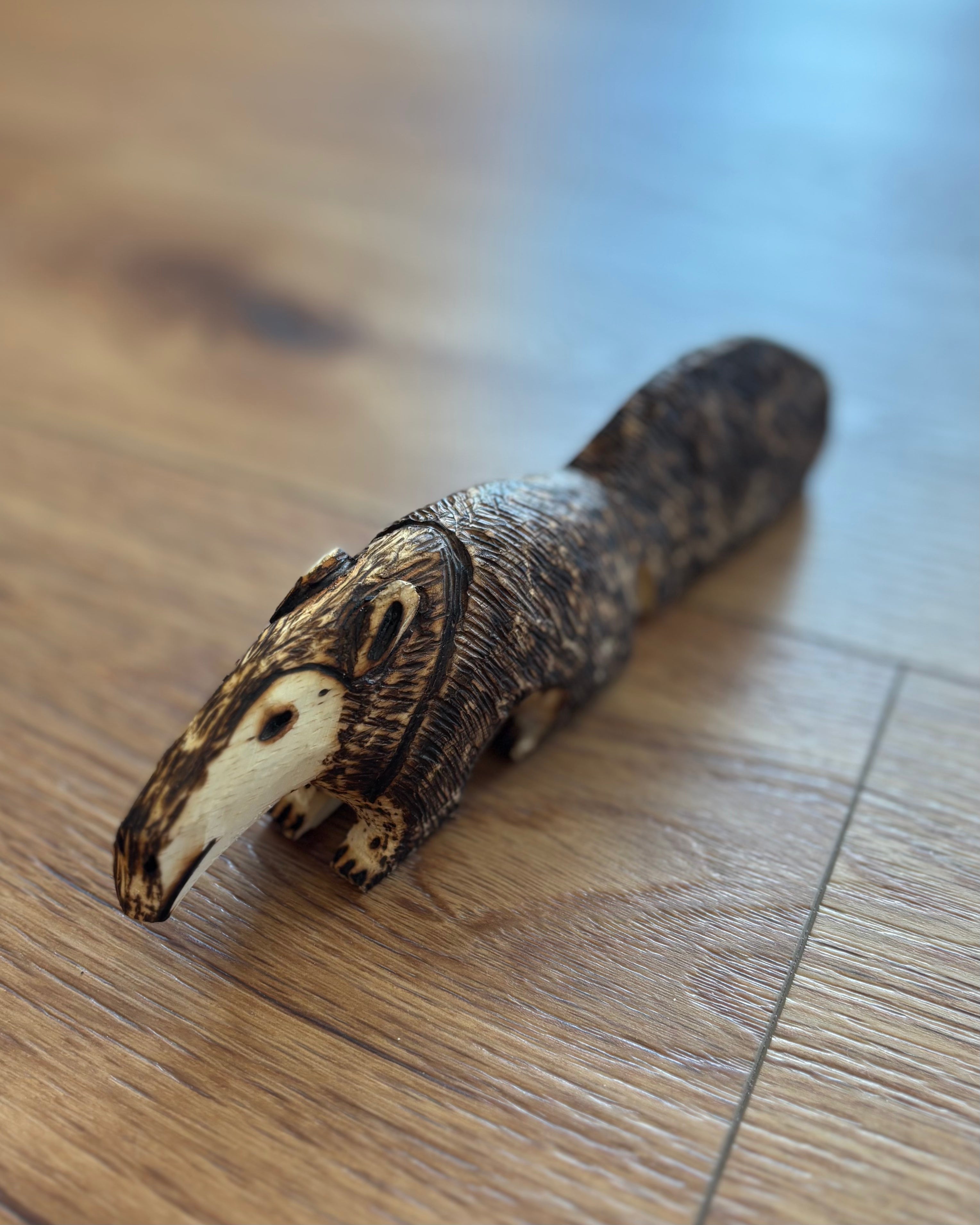 森を歩く ― Ava族 木彫りアリクイ