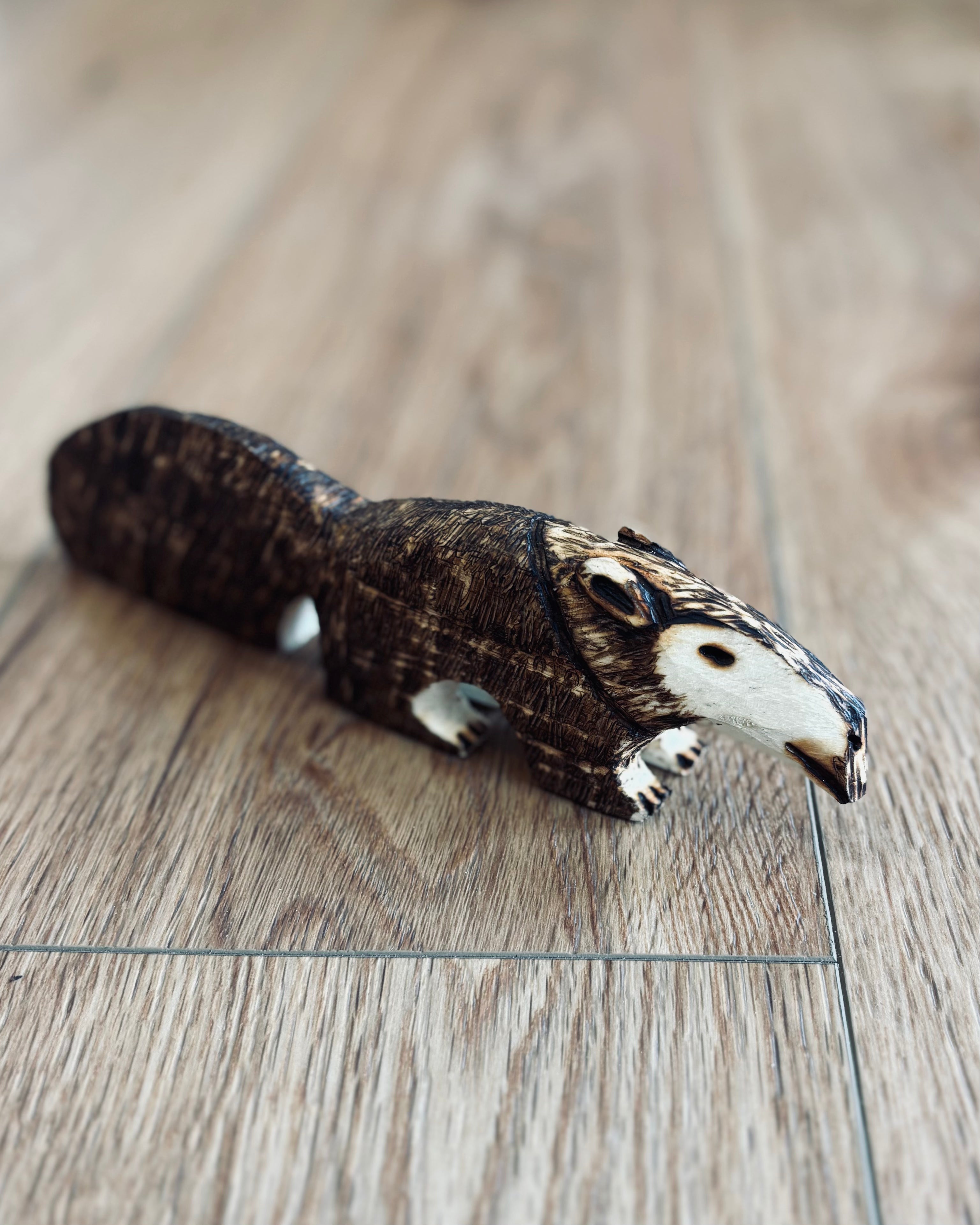 森を歩く ― Ava族 木彫りアリクイ