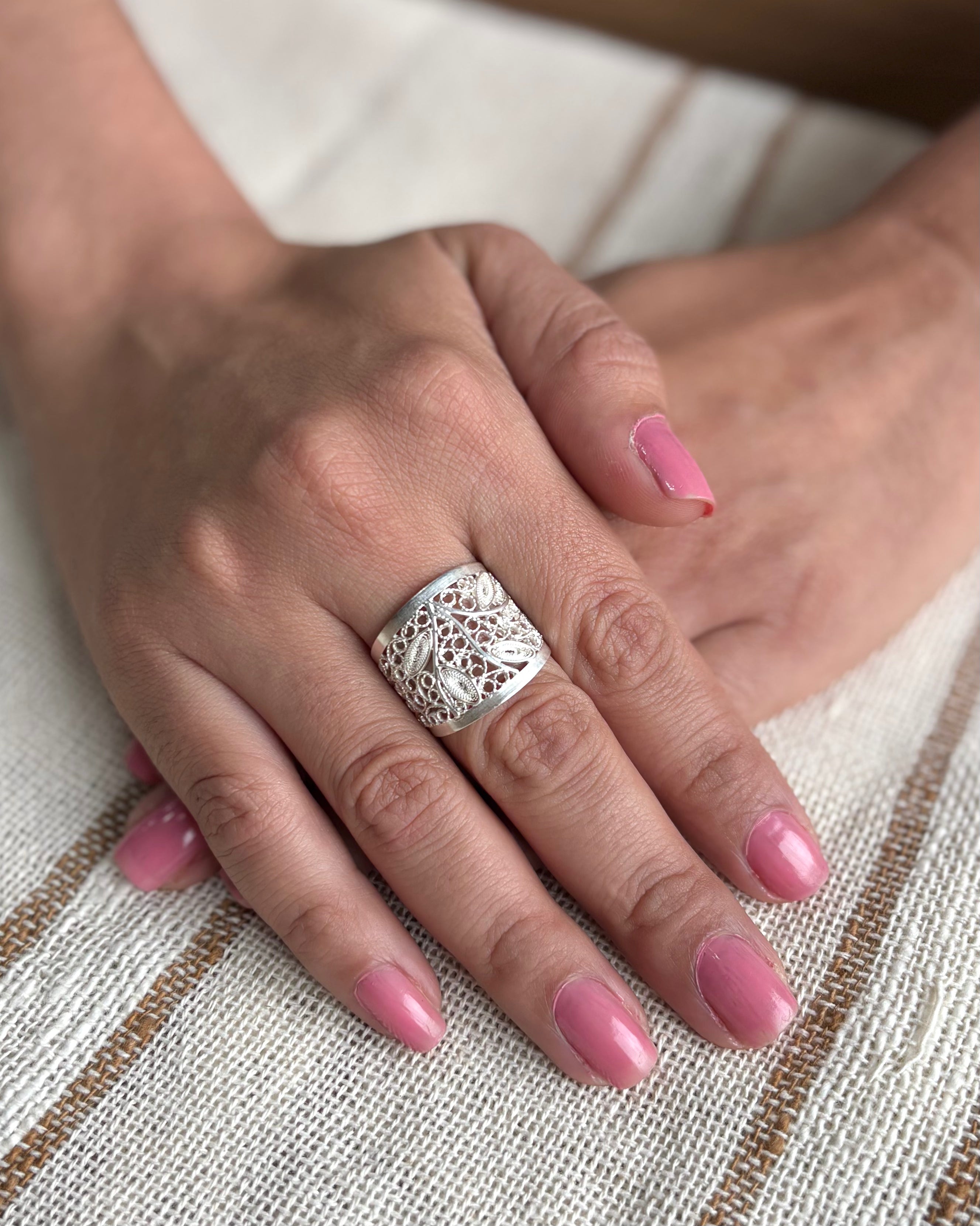 Anillo de hojas|蔓葉のリング