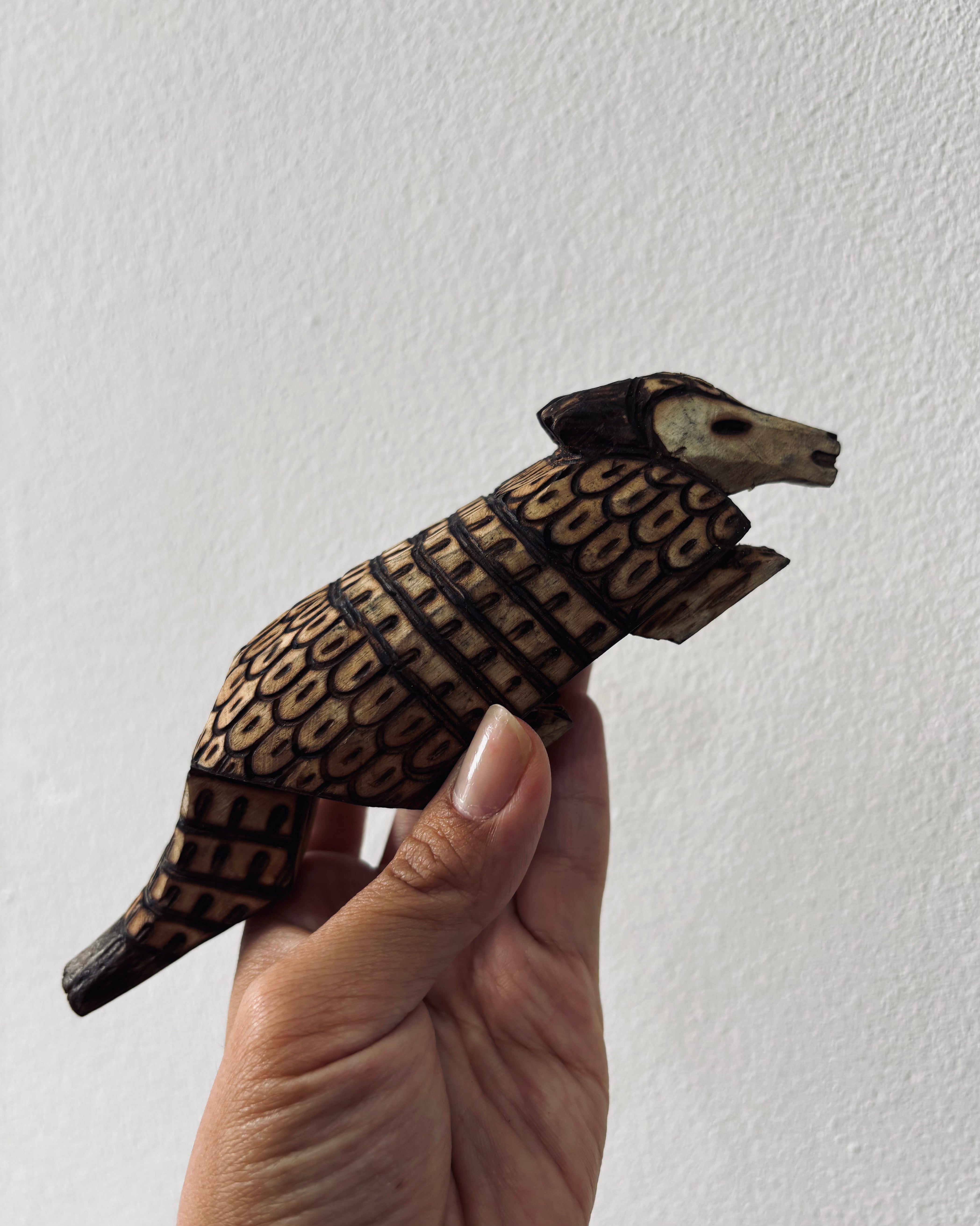 大地をまとうもの ― Ava族 木彫りアルマジロ