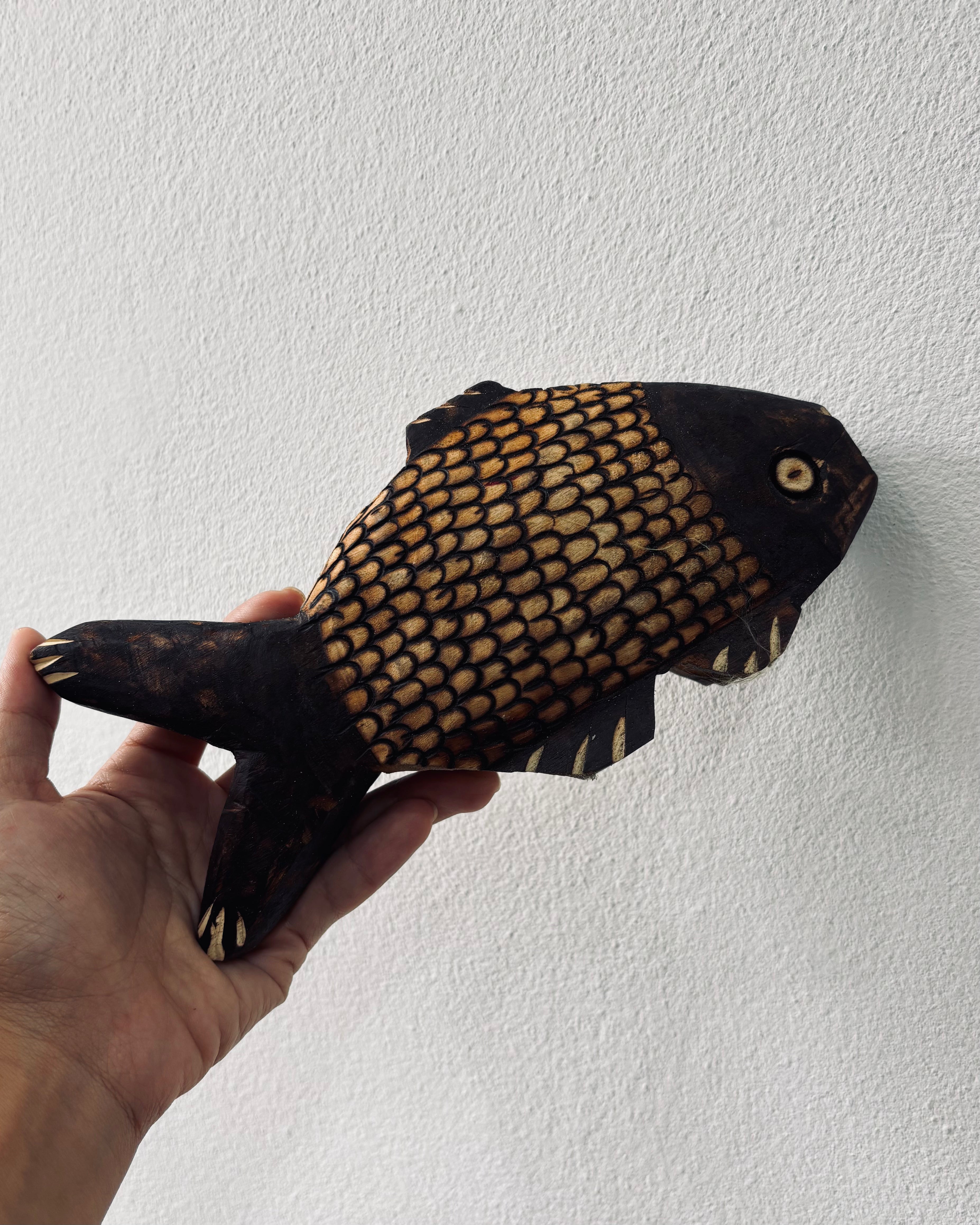 川とともに ― Ava族 木彫りの魚