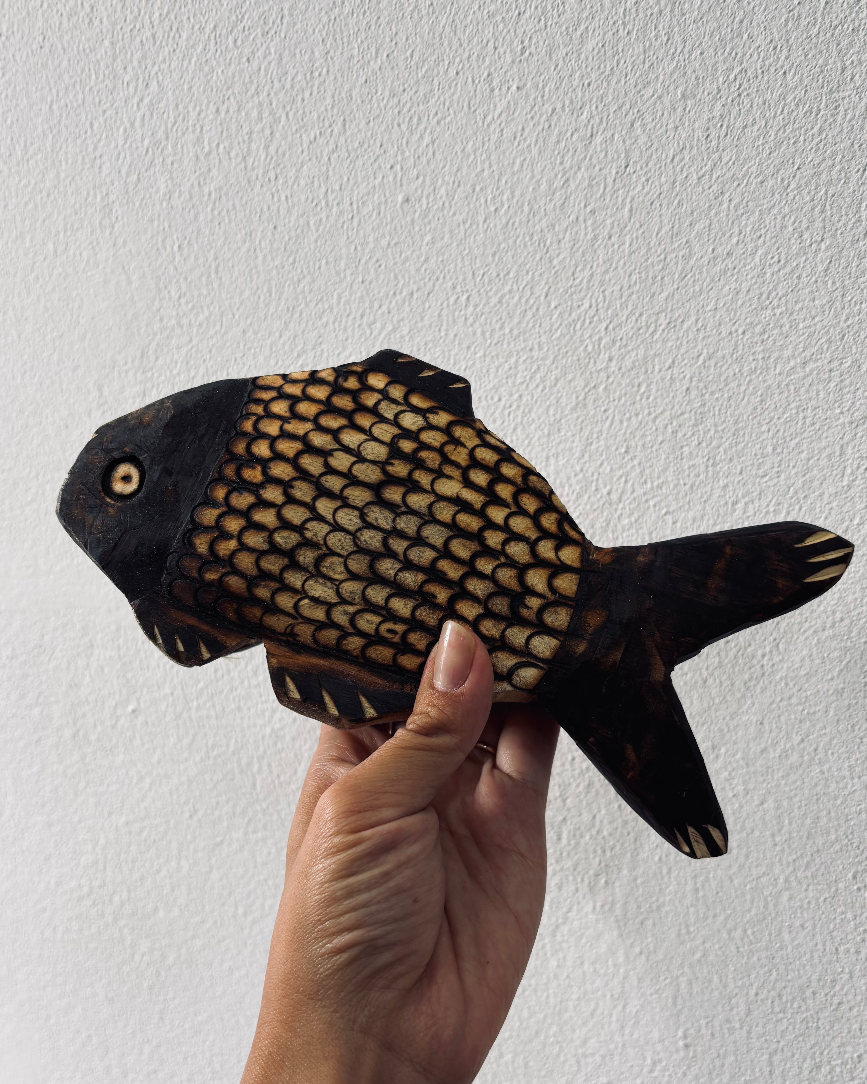 川とともに ― Ava族 木彫りの魚