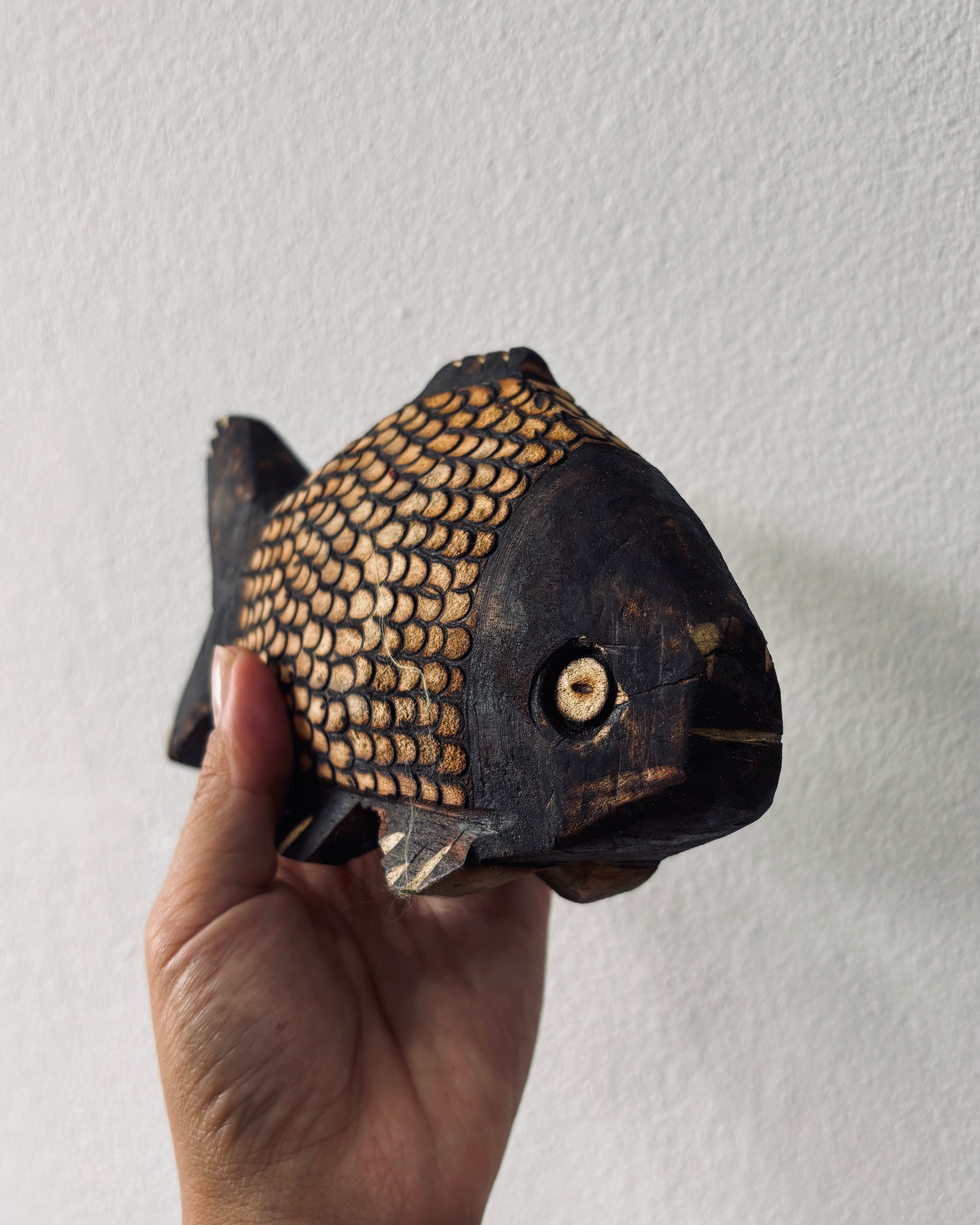 川とともに ― Ava族 木彫りの魚