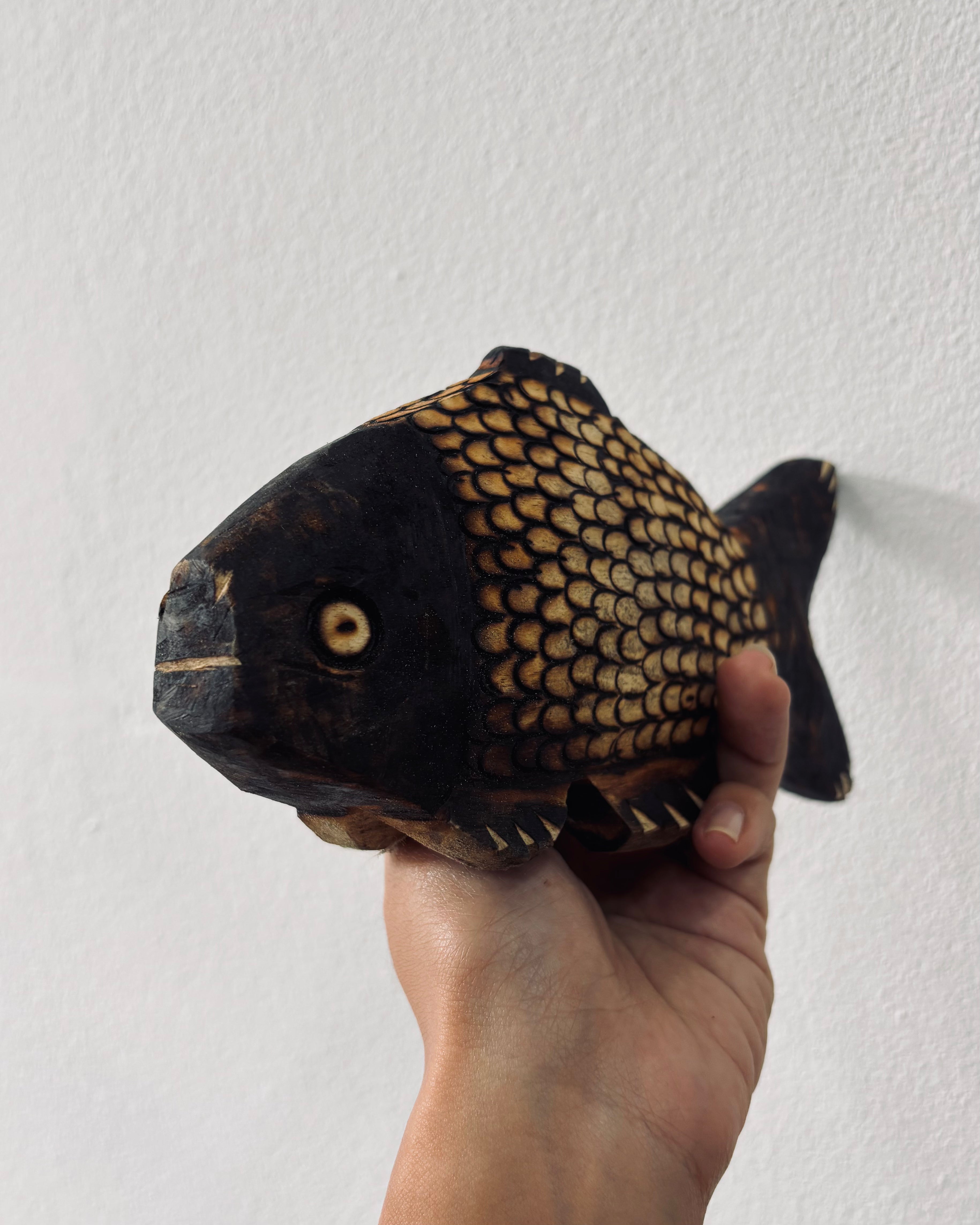 川とともに ― Ava族 木彫りの魚