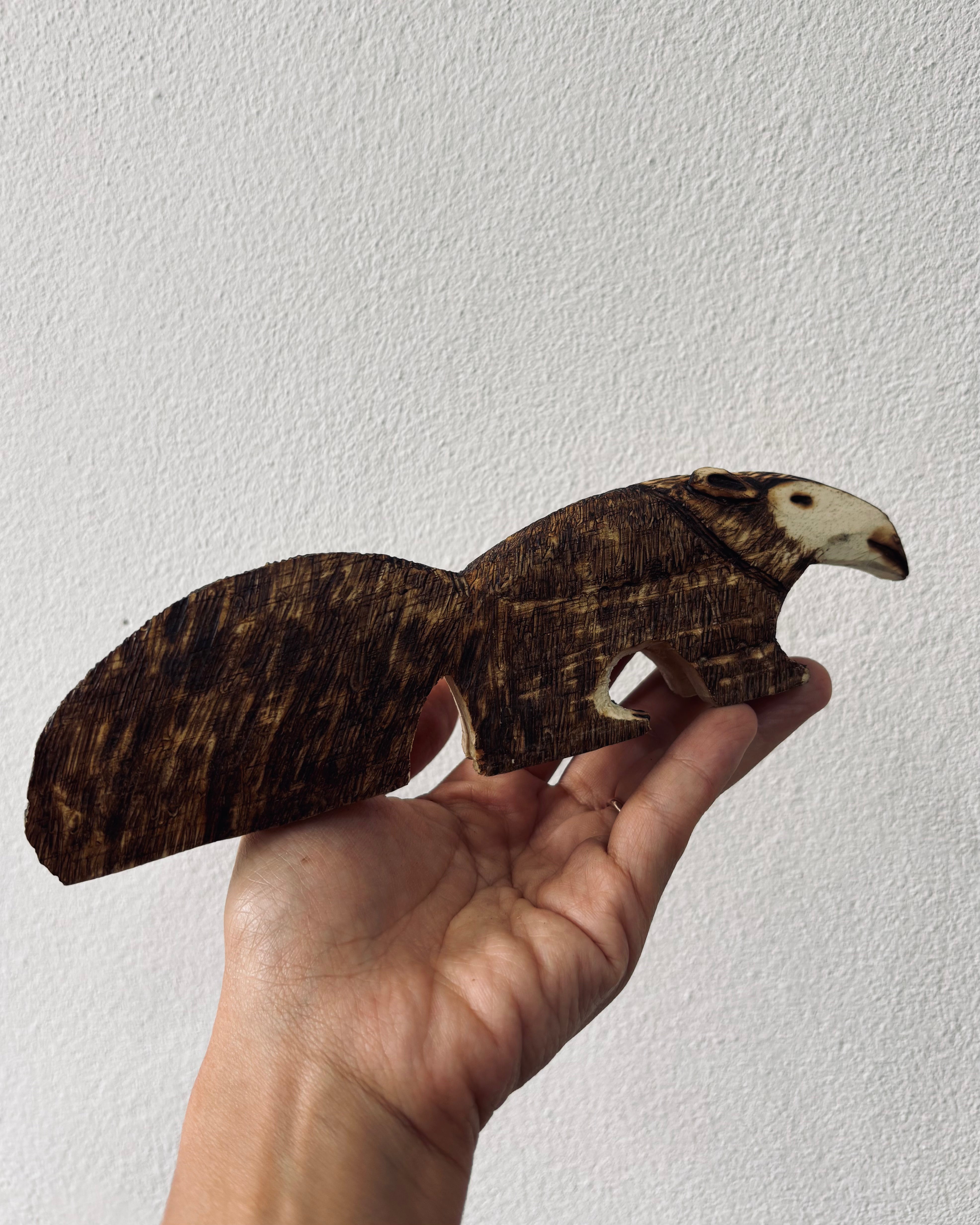 森を歩く ― Ava族 木彫りアリクイ