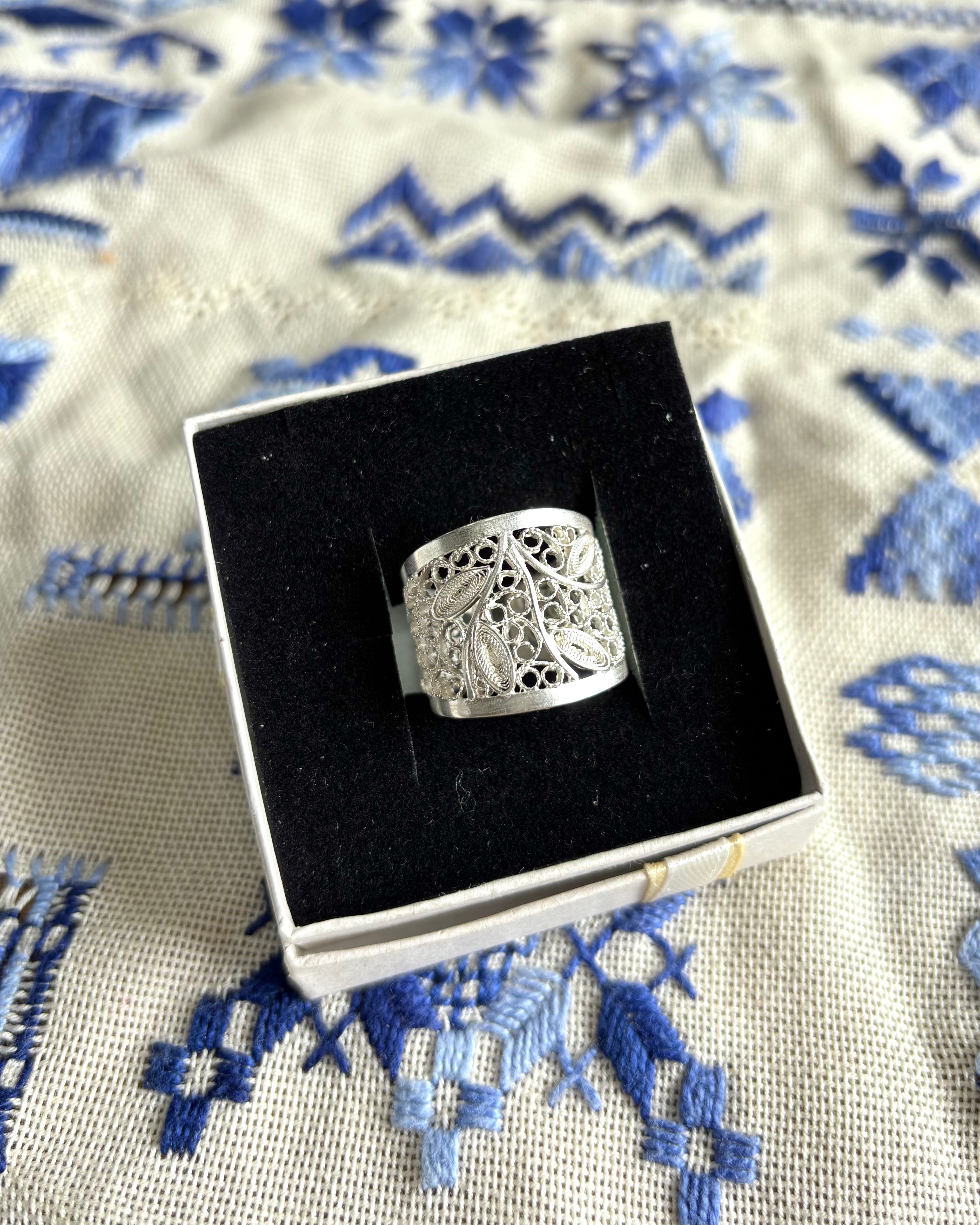 Anillo de hojas|蔓葉のリング