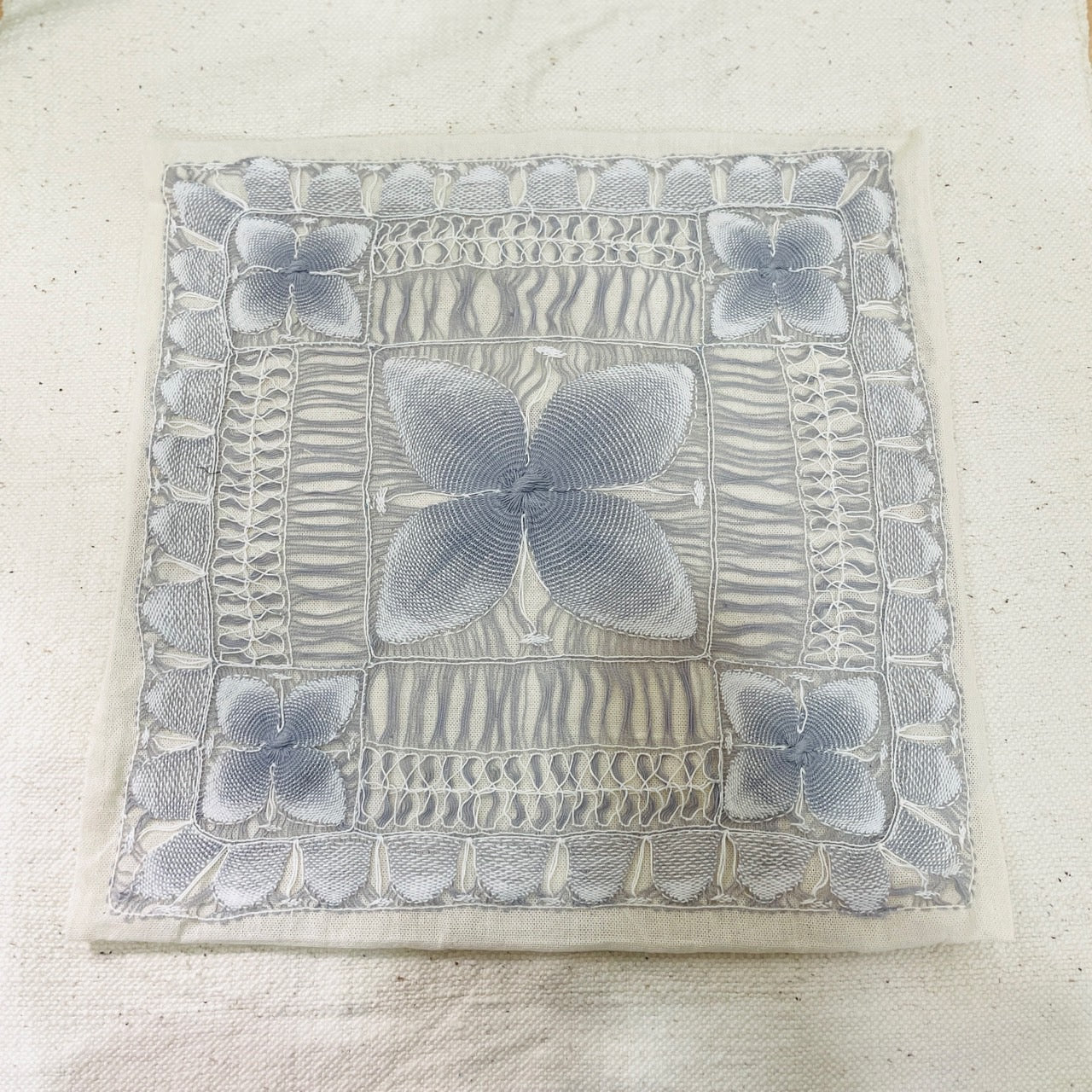 ニャンドゥティとアオポイのクッションカバー