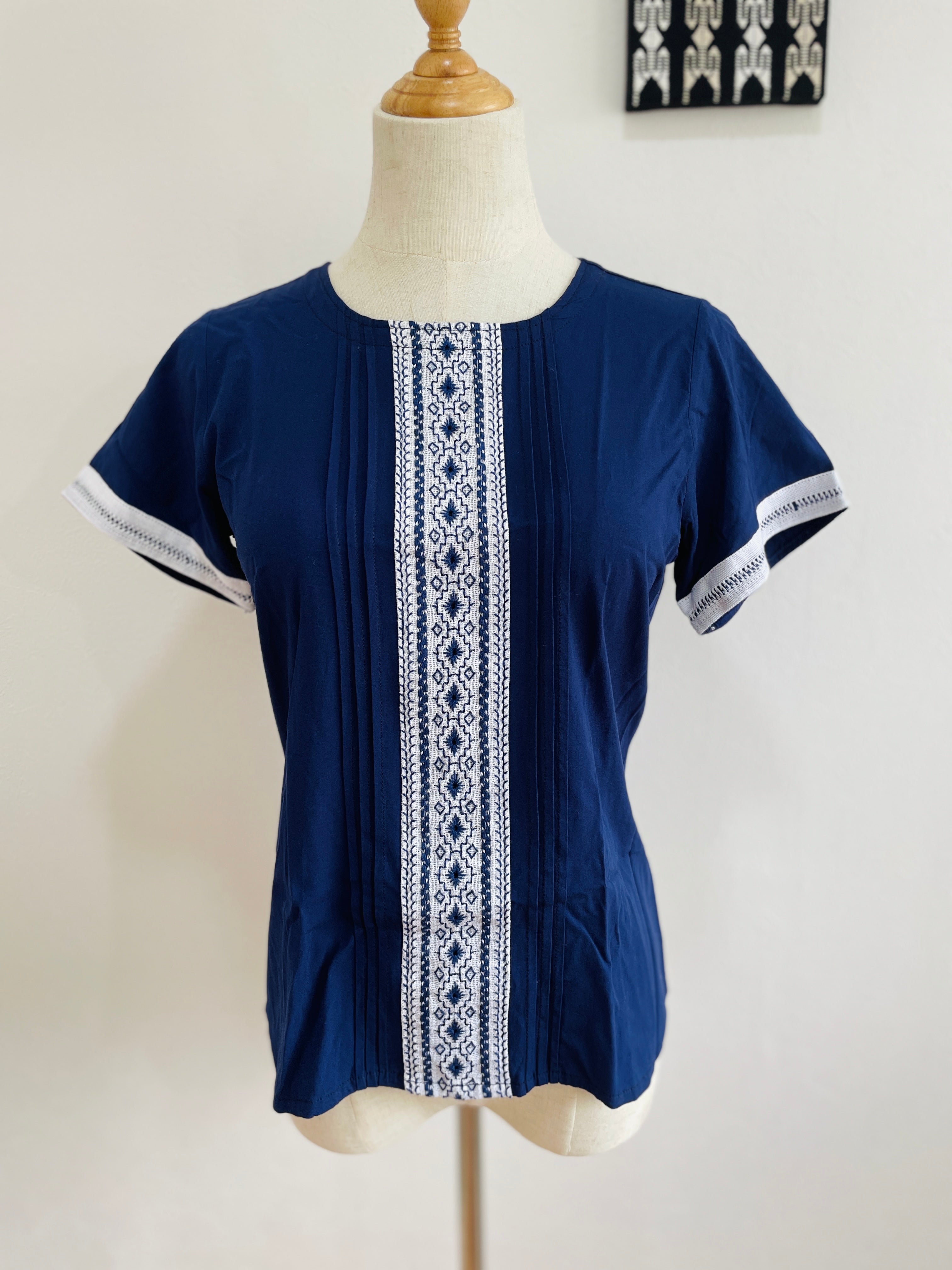 Bulsa con hojarillo | 紺のアオポイブラウス（マドアキカズラ）