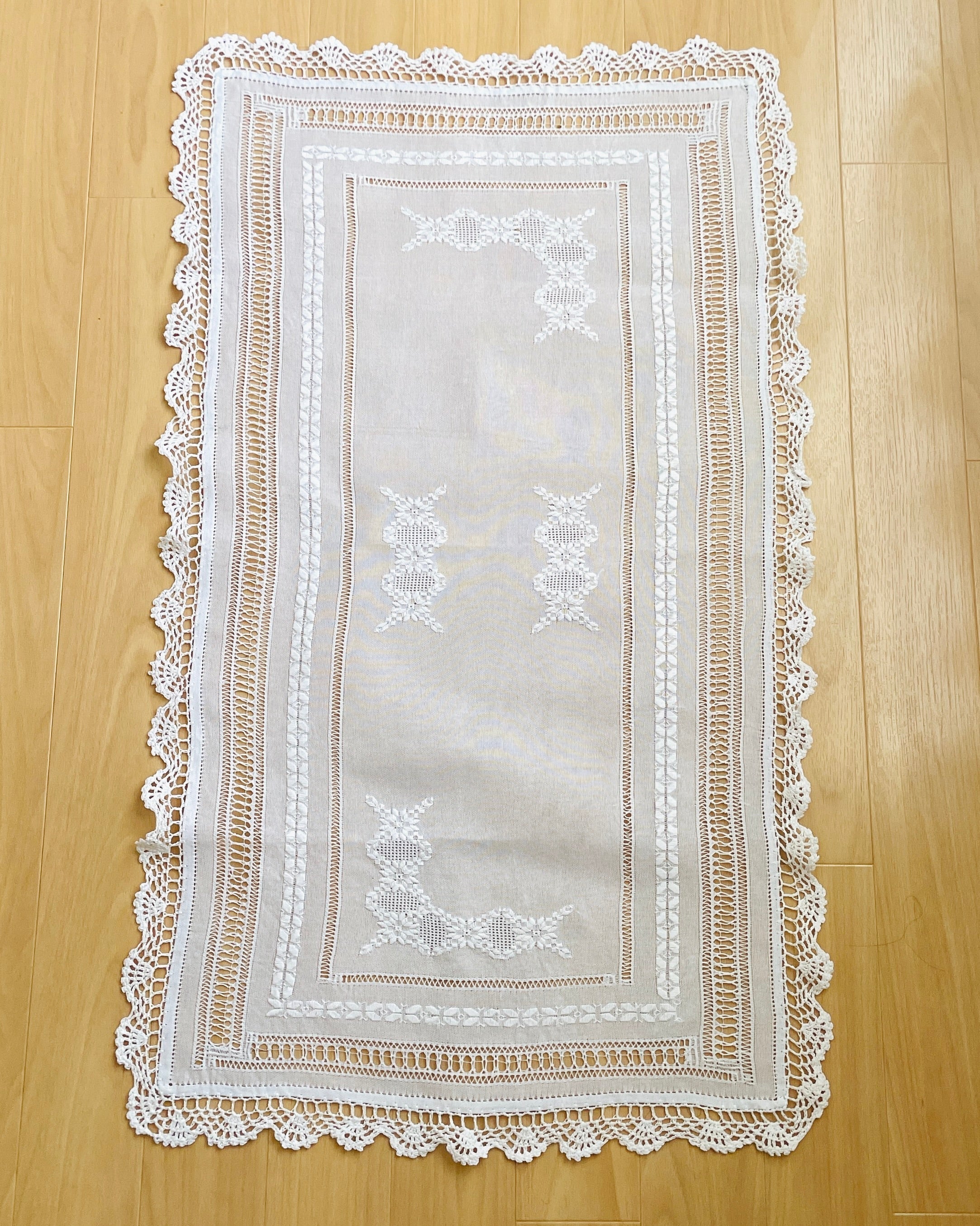 Manteles de Ña Sara ｜サラおばあちゃんの白いテーブルクロス