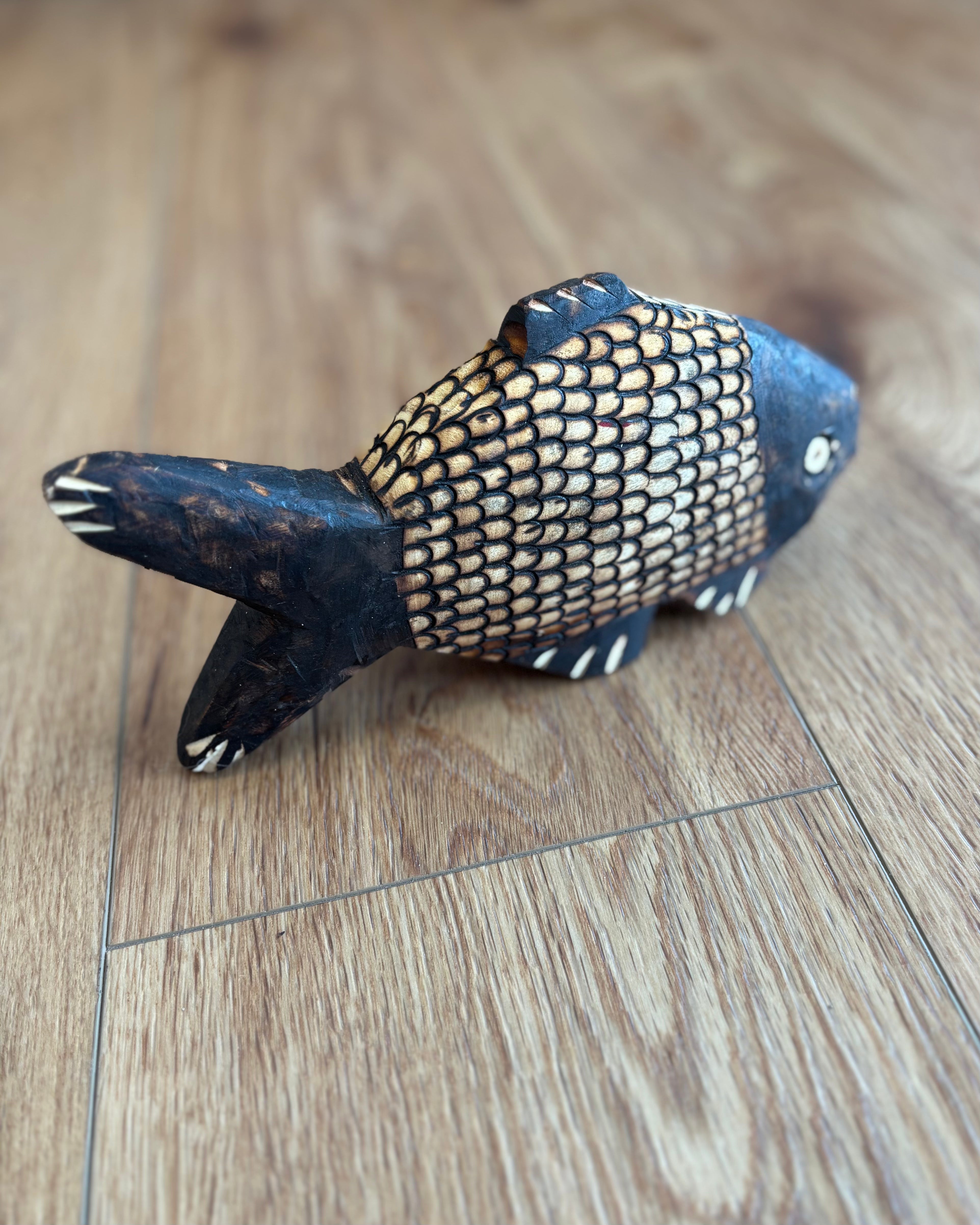 川とともに ― Ava族 木彫りの魚