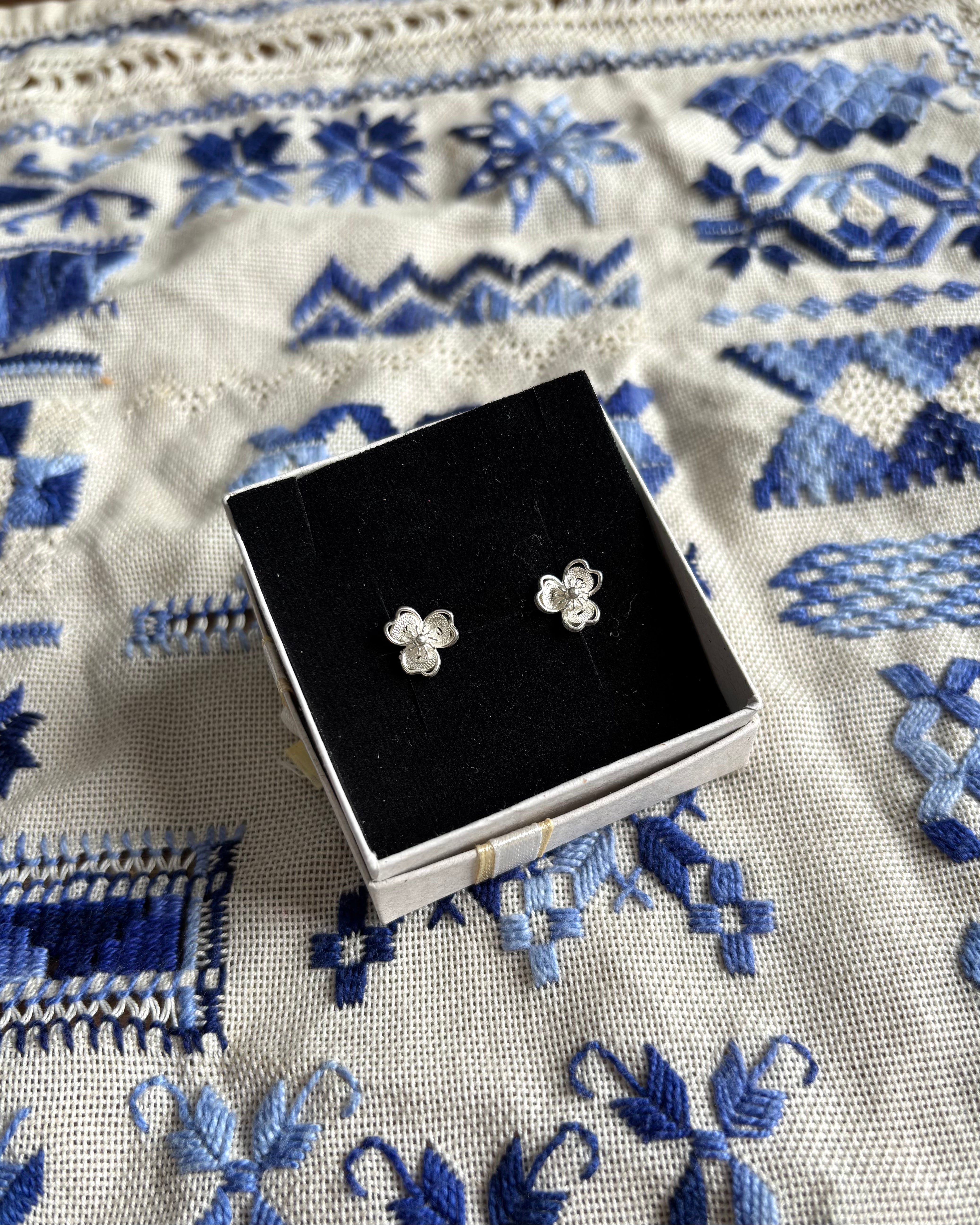 Tres pétalos ｜三弁の花